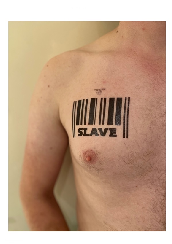 Tetoválás -SLAVE felirat.